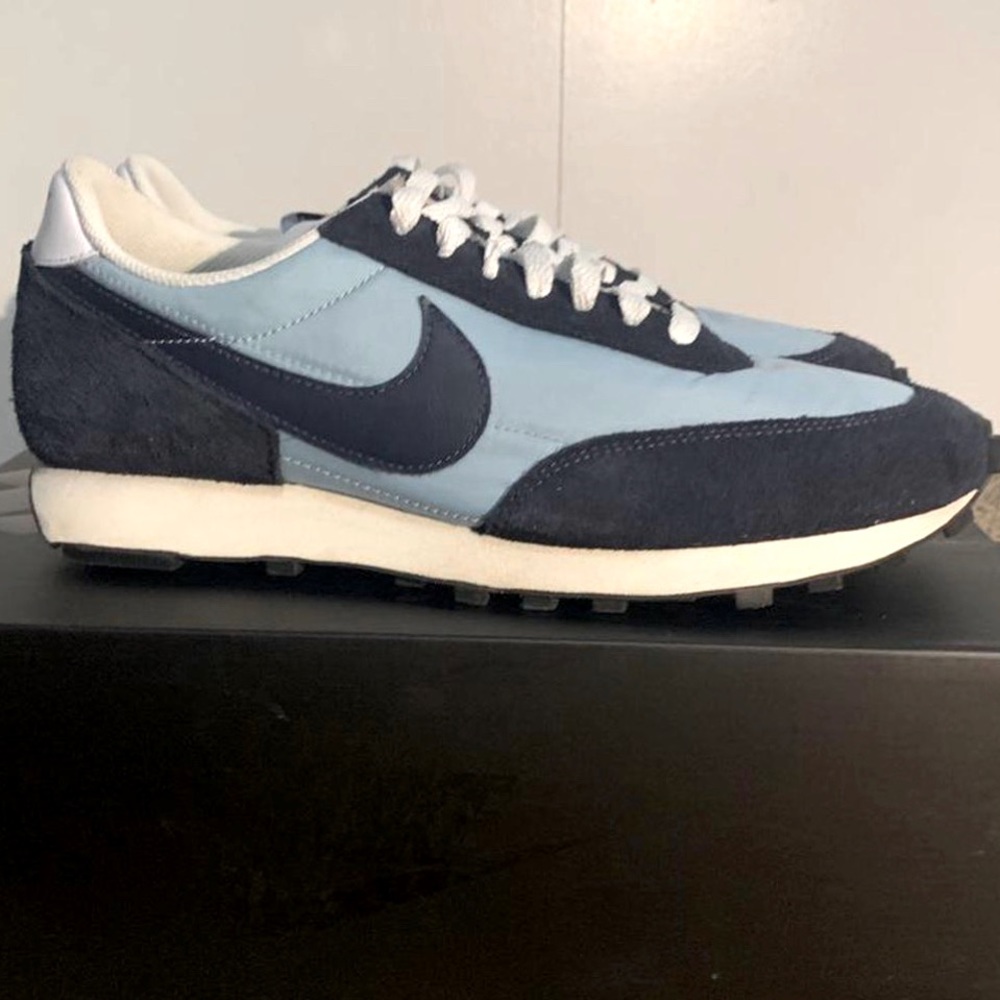 Size 9 Nike Debeak